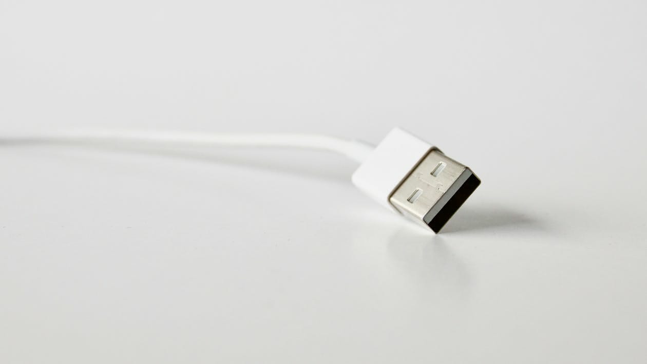 Menyiapkan-kabel-USB-yang-dapat-terkoneksi-dengan-perangkat-komputer